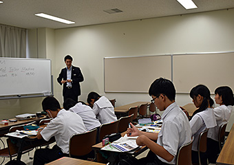 ゲストスピーカーとして講話の様子