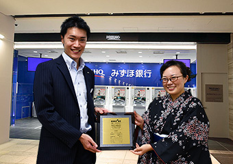 写真：株式会社みずほ銀行　川端竜一氏と横尾理事長